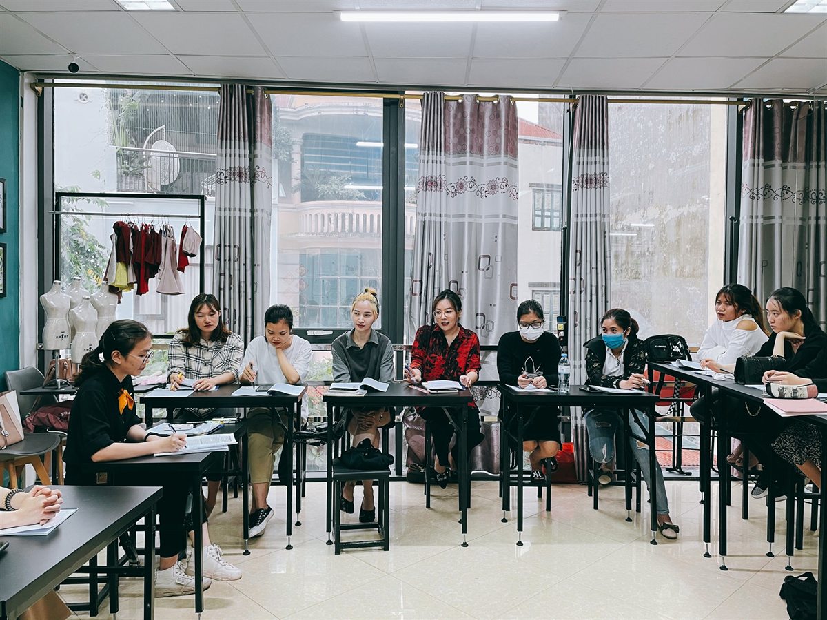 Lớp học cắt may tại Luvinus — học viên thực hành trên máy may công nghiệp