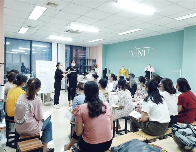 Học viên thực hành cắt may tại lớp học Luvinus