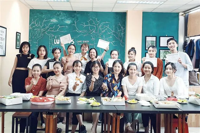 Giảng viên Luvinus hướng dẫn dựng rập và thiết kế thời trang