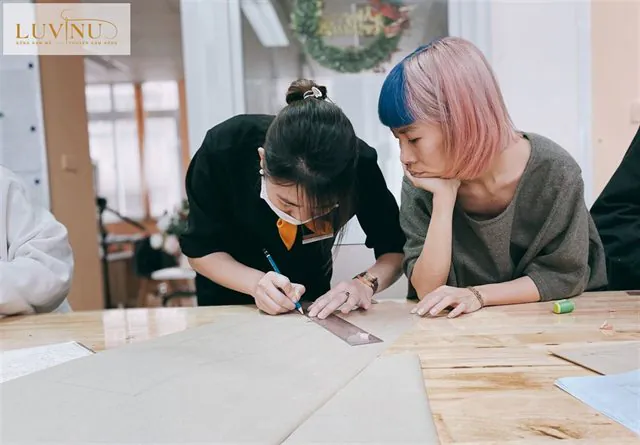 Học viên Luvinus thực hành may trên máy may công nghiệp