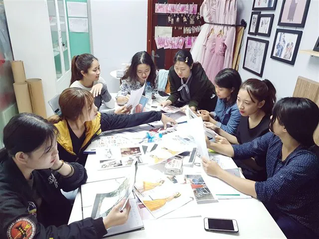 Buổi học thiết kế thời trang ứng dụng tại Luvinus Hà Nội