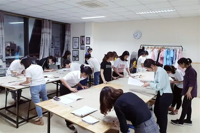 Học viên Luvinus bên thành phẩm tự tay thiết kế và may