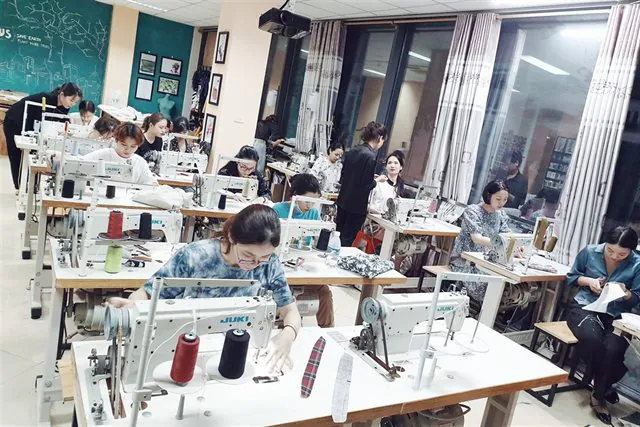 Giảng viên cầm tay chỉ việc cho học viên tại Luvinus