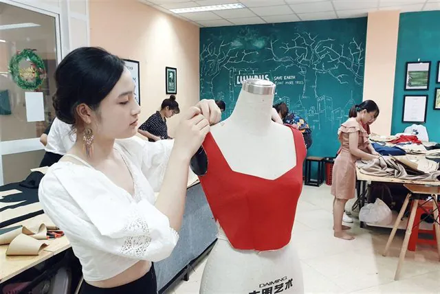 Buổi học thiết kế thời trang ứng dụng tại Luvinus Hà Nội
