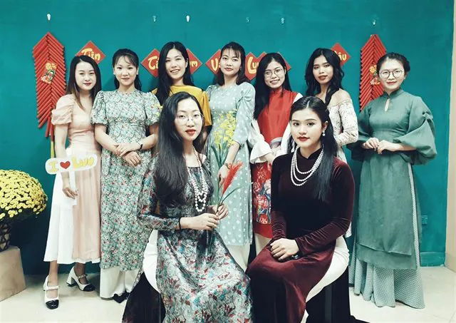 Học viên thực hành cắt may tại lớp học Luvinus