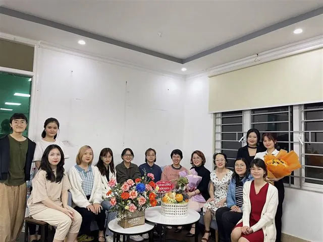Giảng viên cầm tay chỉ việc cho học viên tại Luvinus