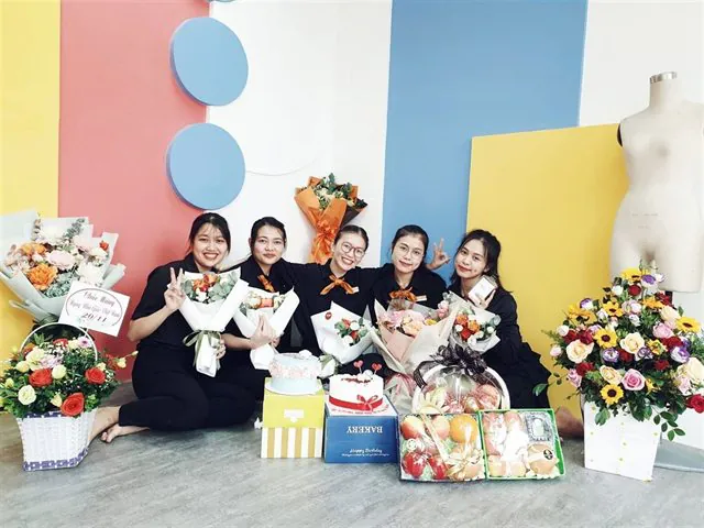 Học viên thực hành cắt may tại lớp học Luvinus