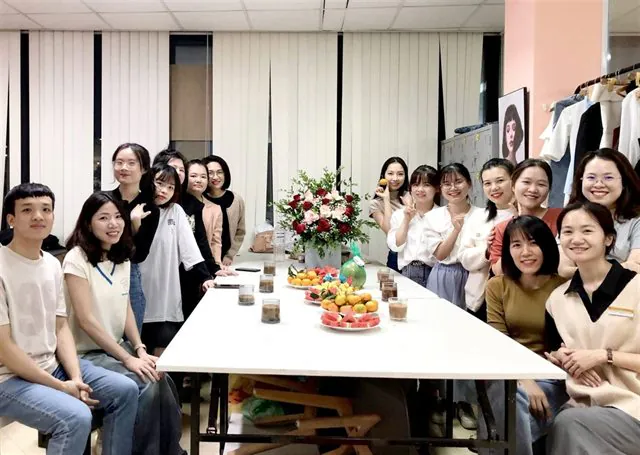 Giảng viên Luvinus hướng dẫn dựng rập và thiết kế thời trang