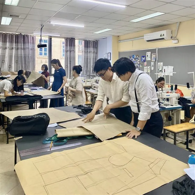 Học viên Luvinus thực hành may trên máy may công nghiệp