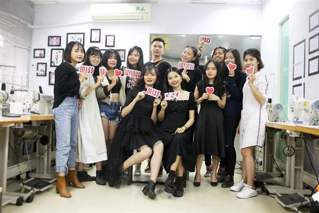 Buổi học thiết kế thời trang ứng dụng tại Luvinus Hà Nội