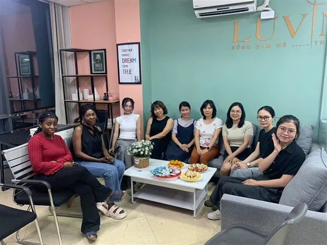 Giảng viên cầm tay chỉ việc cho học viên tại Luvinus