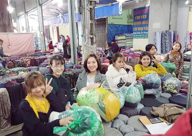 Học viên thực hành cắt may tại lớp học Luvinus