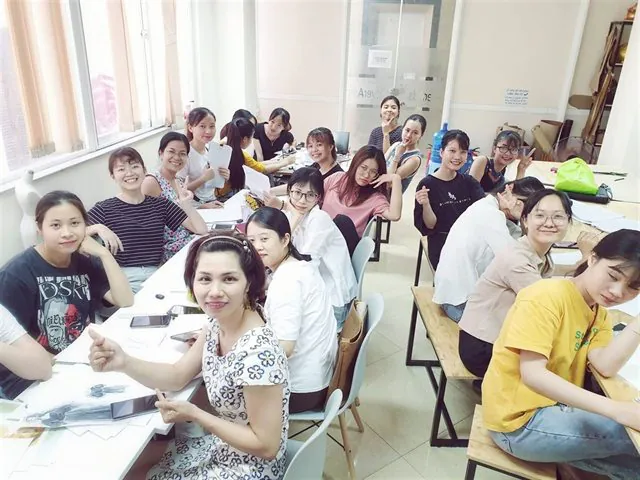 Học viên Luvinus thực hành may trên máy may công nghiệp