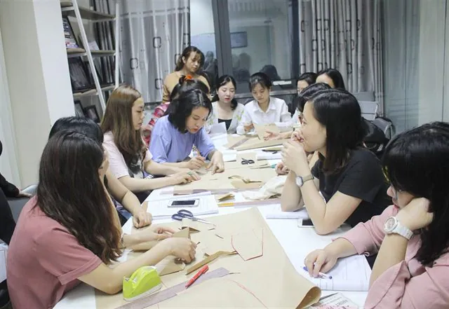 Buổi học thiết kế thời trang ứng dụng tại Luvinus Hà Nội