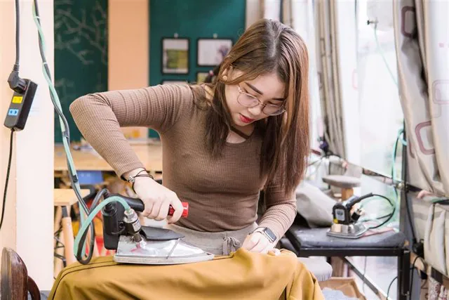 Buổi học thiết kế thời trang ứng dụng tại Luvinus Hà Nội