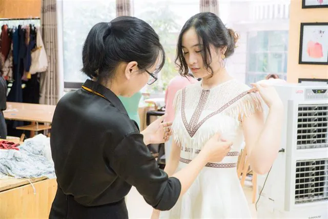 Giảng viên cầm tay chỉ việc cho học viên tại Luvinus