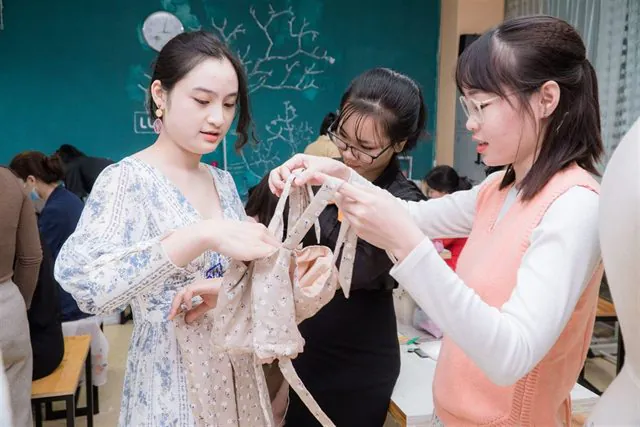 Học viên thực hành cắt may tại lớp học Luvinus