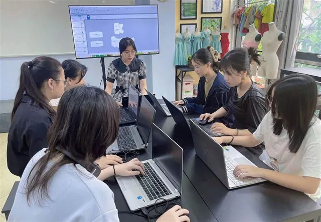 Giảng viên Luvinus hướng dẫn dựng rập và thiết kế thời trang