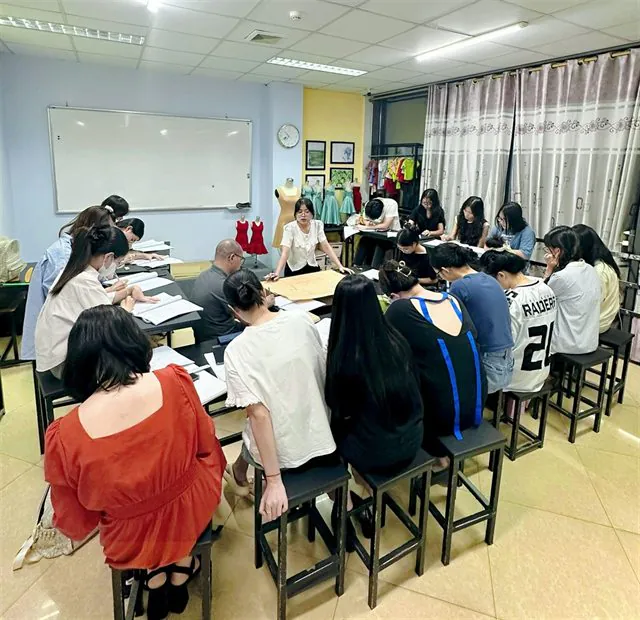 Học viên Luvinus thực hành may trên máy may công nghiệp
