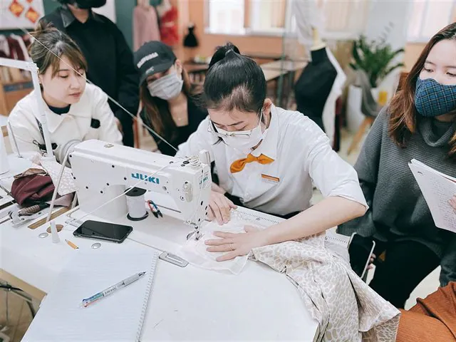 Buổi học thiết kế thời trang ứng dụng tại Luvinus Hà Nội