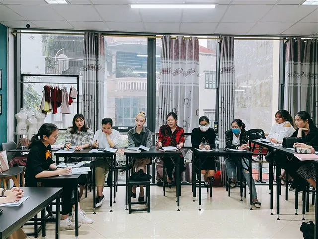 Học viên thực hành cắt may tại lớp học Luvinus