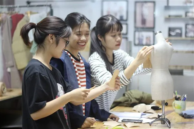 Giảng viên Luvinus hướng dẫn dựng rập và thiết kế thời trang