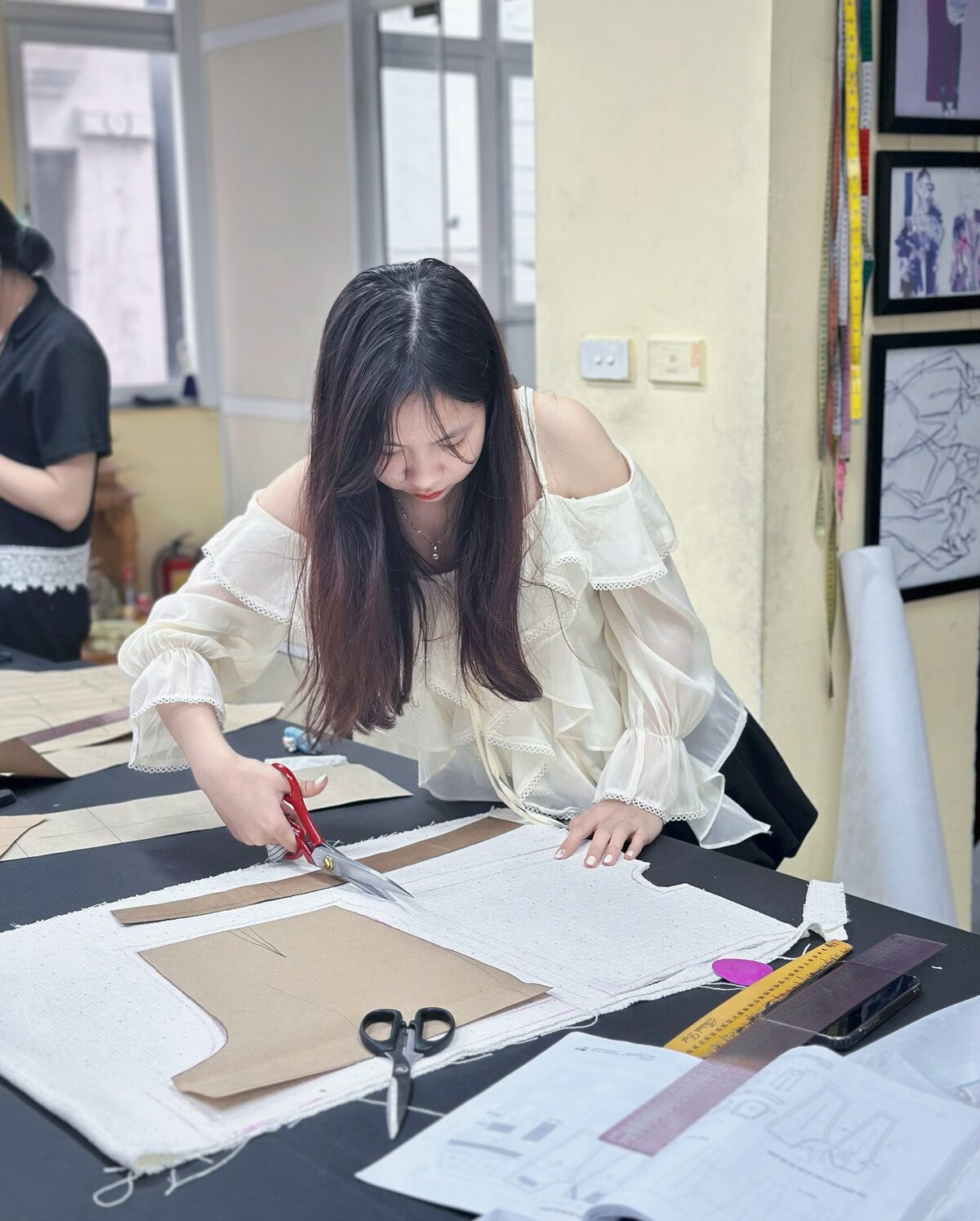 Giảng viên Luvinus hướng dẫn học viên ra rập và cắt may