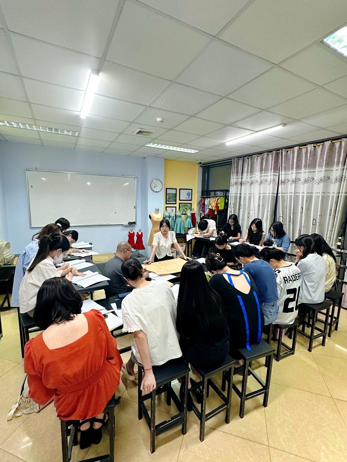 Lớp học cắt may Luvinus (2)