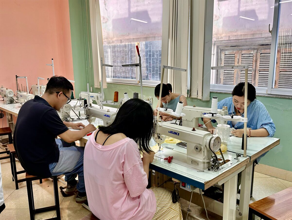 Học viên may đồ thú cưng tại Luvinus