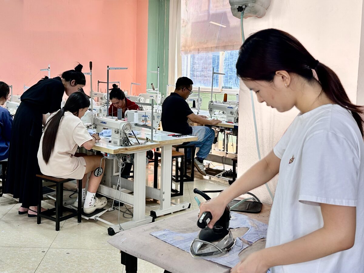 Giảng viên Luvinus hướng dẫn may đồ thú cưng