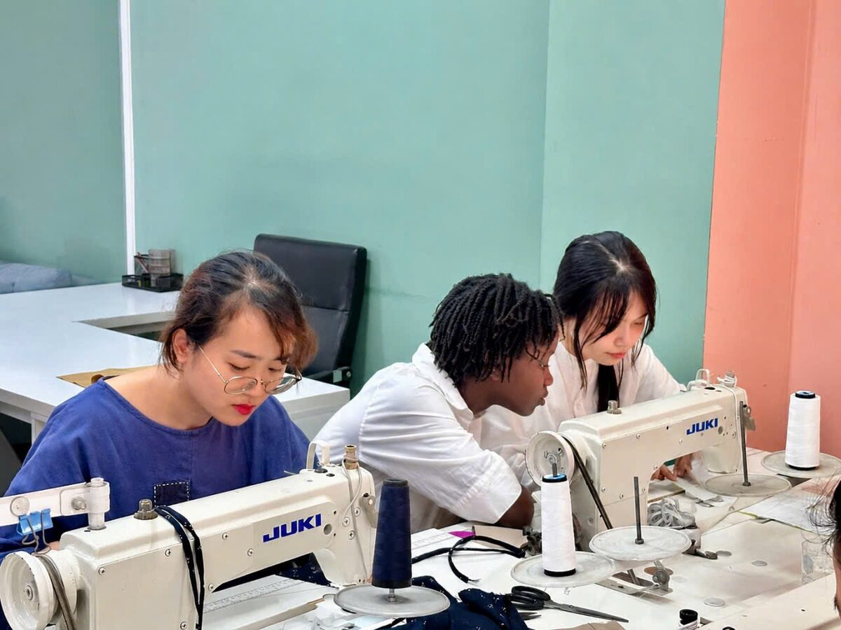 Không gian lớp may đồ thú cưng Luvinus
