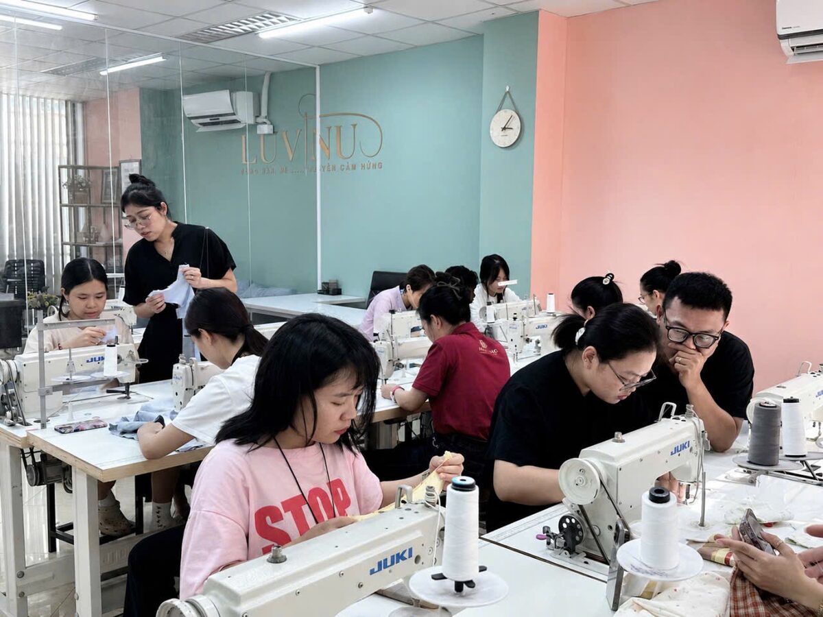 Học viên Luvinus thực hành may đồ thú cưng