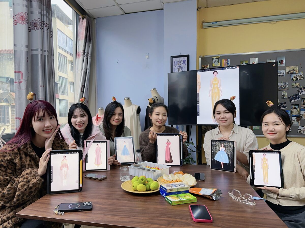 Học viên luyện vẽ trên iPad tại Luvinus
