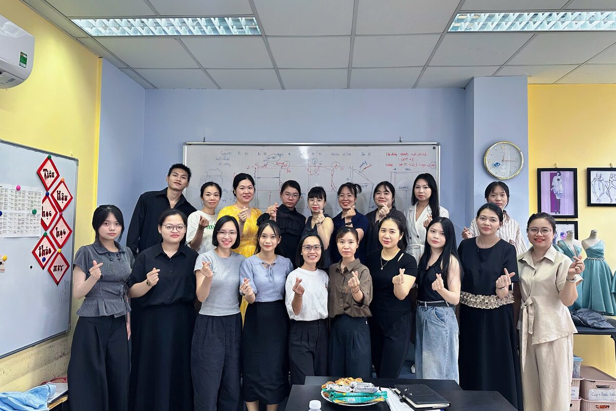 Học viên Luvinus trong giờ học vẽ iPad