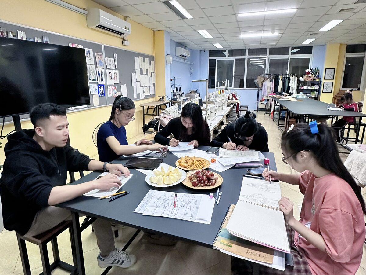 Buổi học vẽ phác thảo thời trang tại Luvinus
