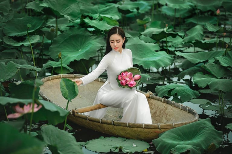 66+ Tư Thế Tạo Dáng Chụp Ảnh Với Hoa Sen Đẹp Và Bắt Trend Nhất