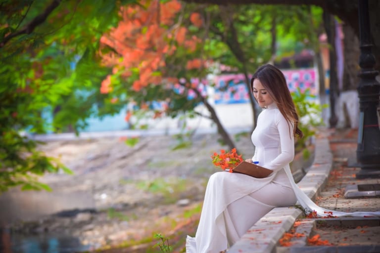 18+ Cách Tạo Dáng Chụp Ảnh Với Hoa Phượng Đẹp Hồn Nhiên