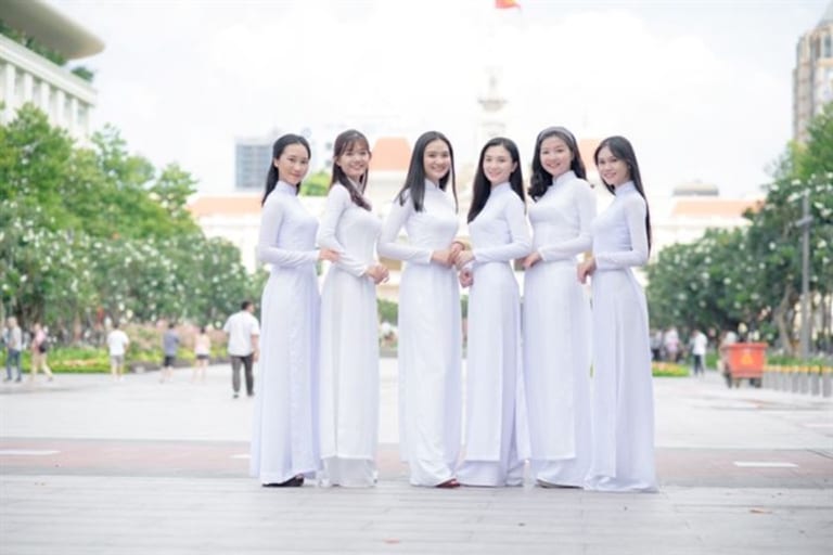 30+ Cách Tạo Dáng Chụp Ảnh Áo Dài Nhóm Phong Cách Tự Nhiên Nhất