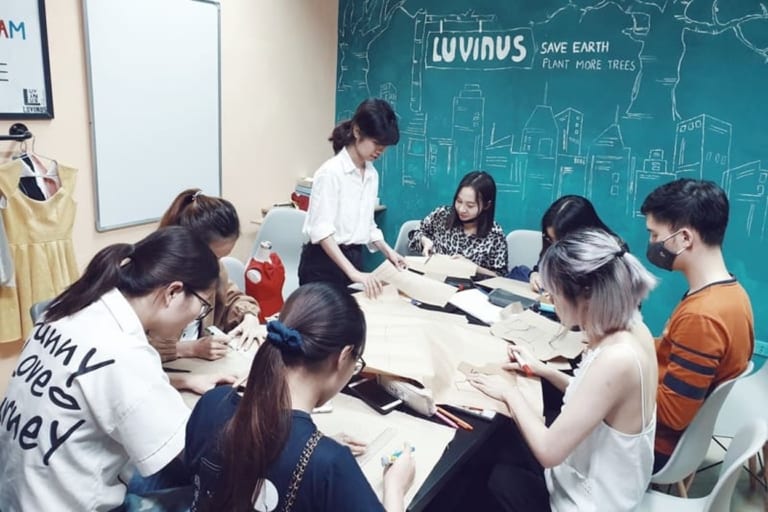 Giá May Áo Dài Học Sinh Là Bao Nhiêu? Có Nên May Tại Nhà?