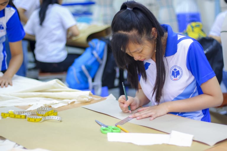 Nên học thiết kế thời trang hay công nghệ may?